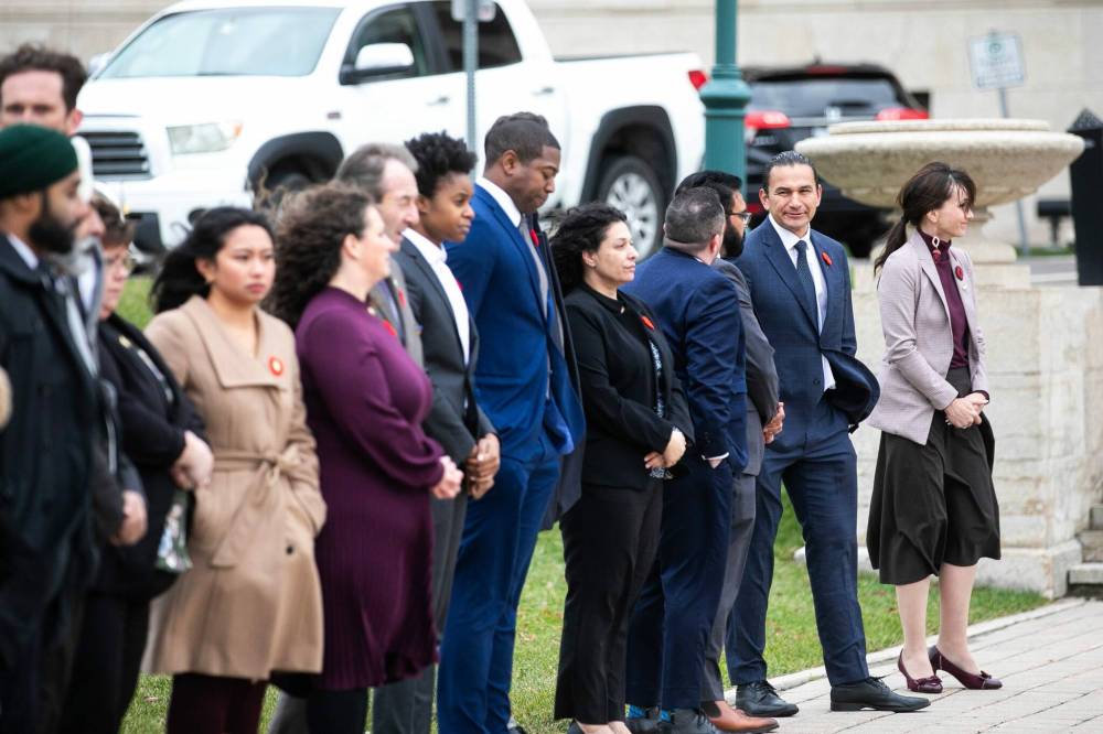 MIKAELA MACKENZIE / FREE PRESS
Politicians wait in line as people pay their respects to Murray Sinclair at the Manitoba Legislative Building.
