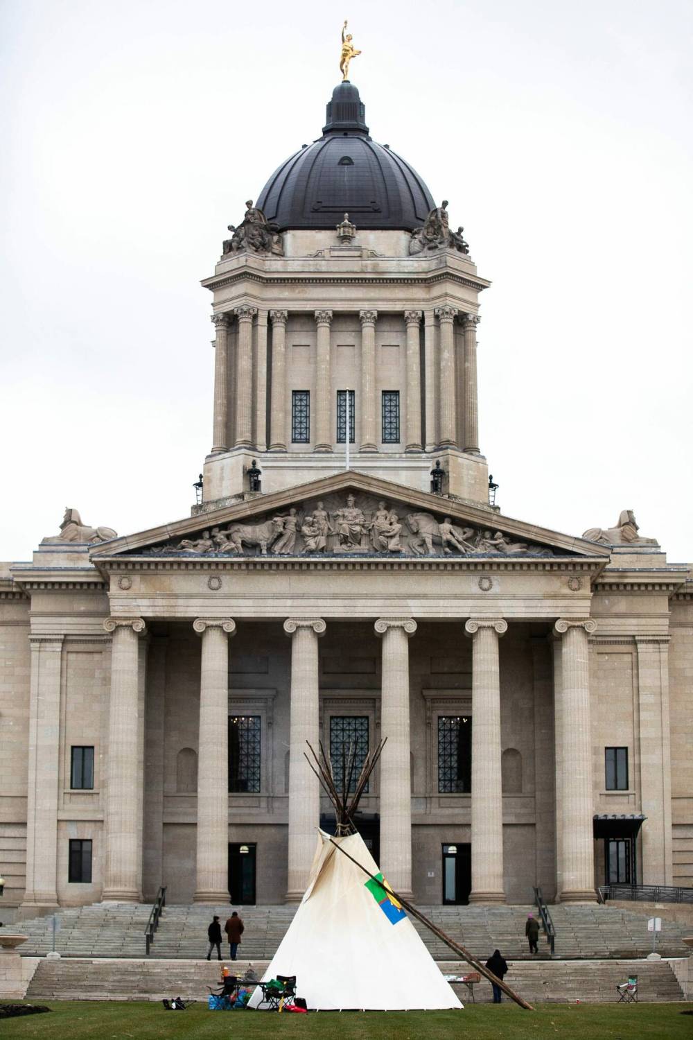 MIKAELA MACKENZIE / FREE PRESS
A sacred fire was lit inside a teepee in front of the Manitoba Legislative Building to honour Murray Sinclair in Winnipeg on Monday.