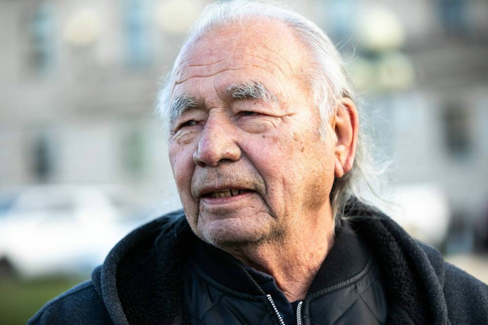 MIKAELA MACKENZIE / FREE PRESS
Jim Sinclair speaks with the Free Press after paying his respects to his cousin Murray Sinclair.