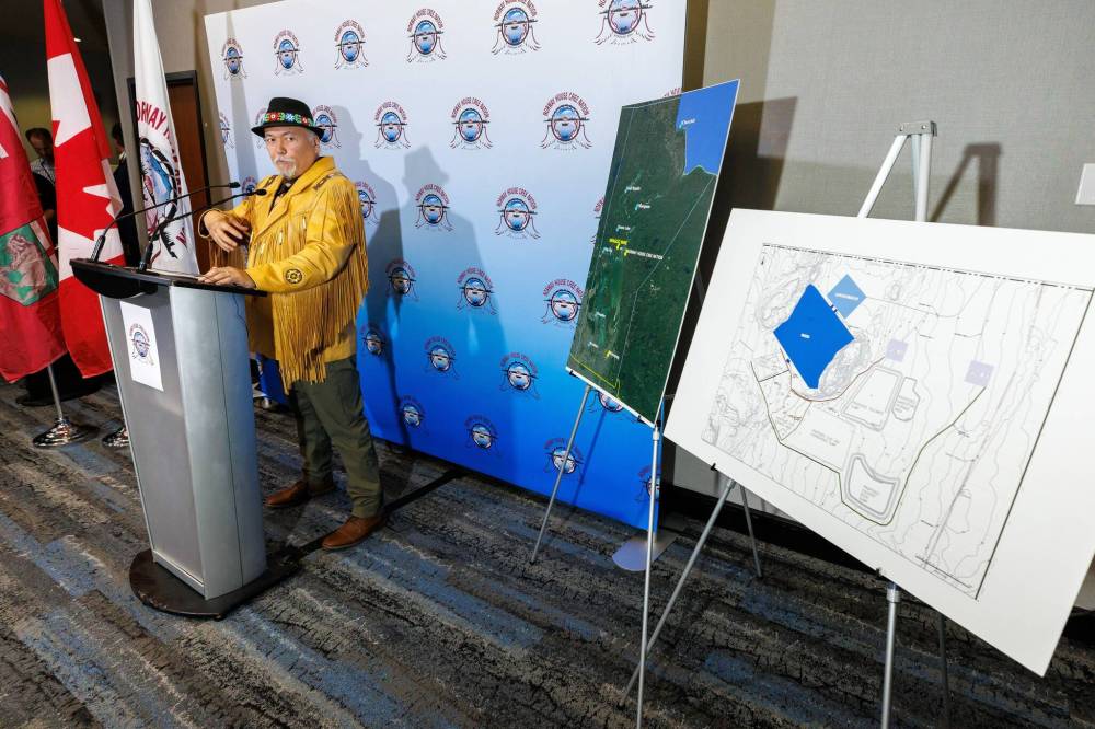 MIKE DEAL / FREE PRESS
Norway House Cree Nation Chief Larson Anderson announces the roughly $10 million purchase of 100 per cent of the mining rights attached to the Minago nickel project Monday at the Central Canada Mineral Exploration Convention in Winnipeg. The proposed northern Manitoba open pit mine is estimated to require as much as $1 billion of investment to begin production.
