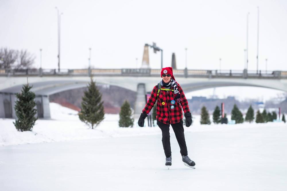 MIKAELA MACKENZIE / FREE PRESS FILES
James Torrance skates on the Nestaweya River Trail at The Forks in January.