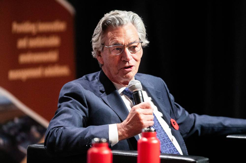 MIKAELA MACKENZIE / FREE PRESS
Gary Doer, the former Manitoba premier and ambassador to the U.S., spoke to more than 250 people at a Winnipeg Chamber of Commerce event Wednesday.