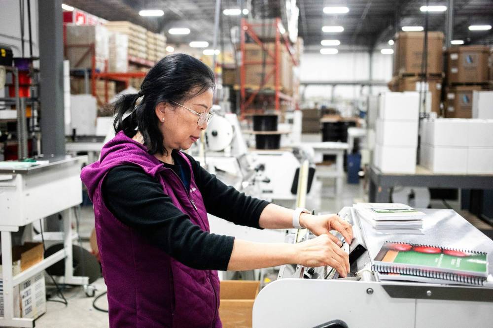 MIKAELA MACKENZIE / FREE PRESS
Kham Thepmany works in the bindery.
