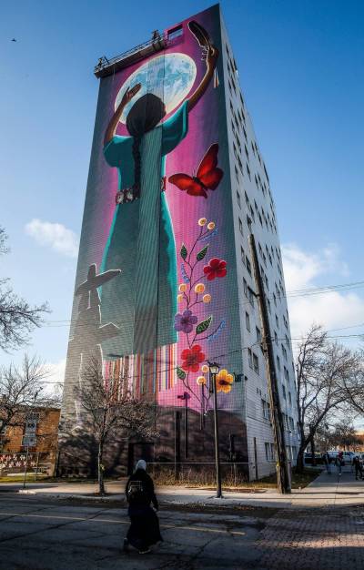 JOHN WOODS / FREE PRESS
                                Giizaagiigo, an Anishinaabemowin word meaning you are loved, is Manitoba&rsquo;s tallest mural and a tribute to Indigenous women, girls and two-spirit people.