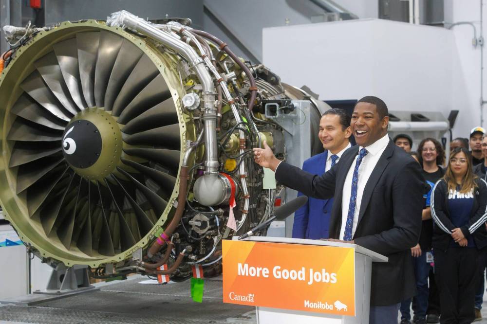 MIKE DEAL / FREE PRESS
Manitoba Economic Development Minister Jamie Moses (centre) alongside Premier Wab Kinew and StandardAero employees during an announcement at the company’s facility near Winnipeg Richardson International Airport.