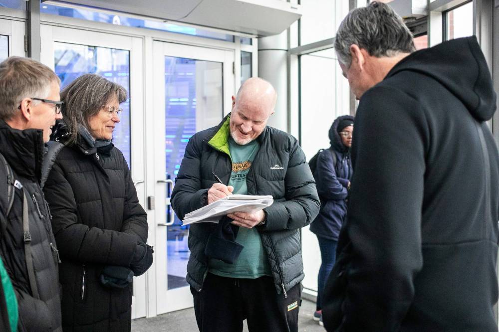 MIKAELA MACKENZIE / FREE PRESS
Aussie Graham Atkinson checks fellow Bruce Springsteen fans in for a roll call, for a spot in the front rows, at Canada Life Centre Tuesday.
