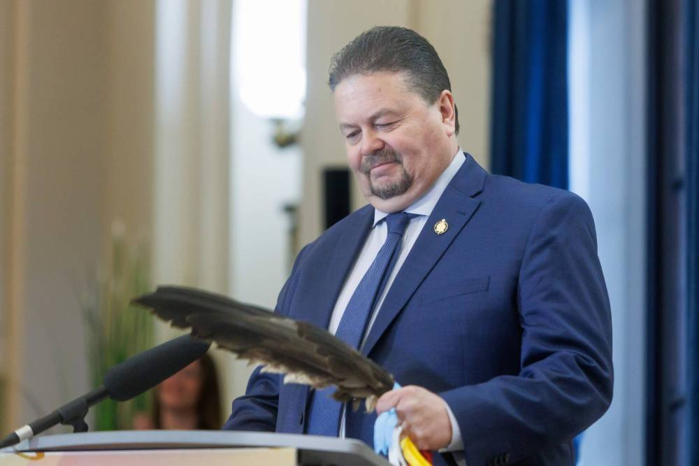 MIKE DEAL / FREE PRESS
lan Bushie (Keewatinook) is sworn in as minister of natural resources. He remains the minister of Indigenous economic development.