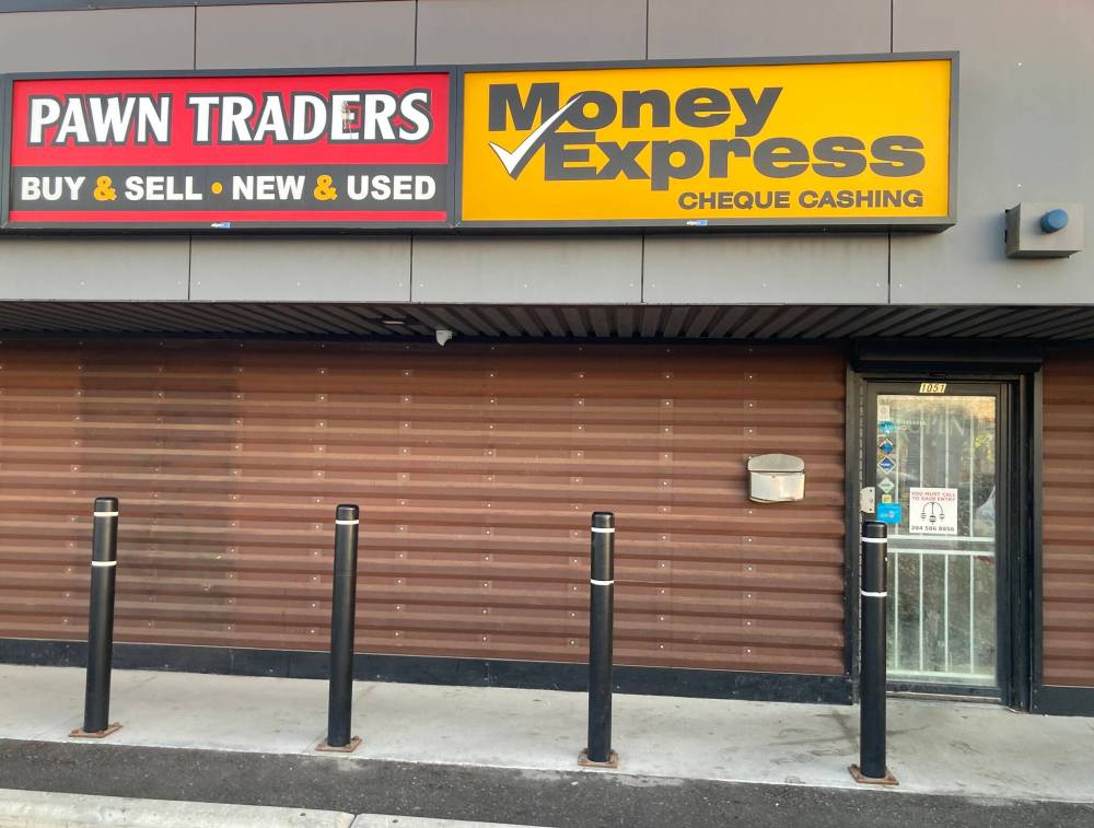 ADAM TREUSCH / FREE PRESS
The Pawn Traders on McPhillips Street was robbed by males armed with a gun and a machete on Remembrance Day.
