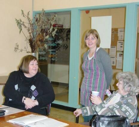 SUPPLIED
From left: Benidickson talking to Ginette LaForge and Nona Brotchie of the Charleswood Art Group.