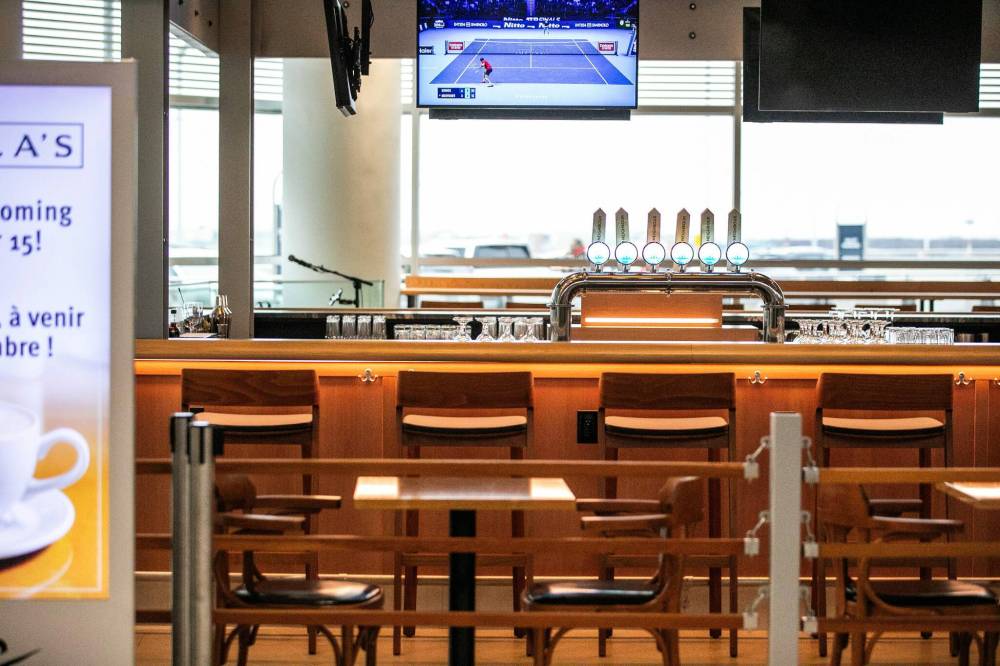 MIKAELA MACKENZIE / FREE PRESS
The newly expanded Stella’s location at the Winnipeg airport includes a 30-seat bar.