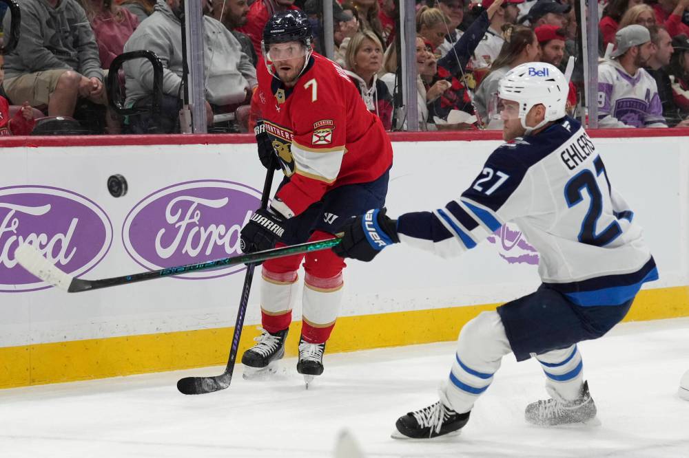 Lynne Sladky / The Associated Press
Florida Panthers defenceman Dmitry Kulikov and Winnipeg Jets left wing Nikolaj Ehlers go for the puck during the first period.