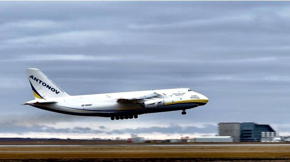 Winnipeggers lined up to watch the Antonov An-124 Ruslan aircraft leave the city Nov. 17. (Al Dolynchuk photo)