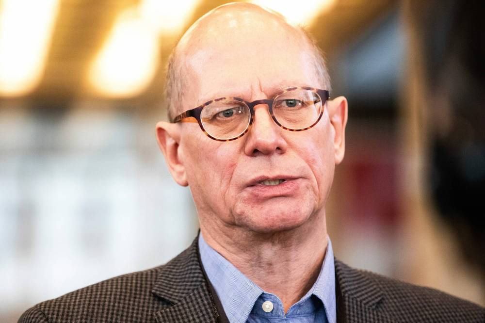 MIKAELA MACKENZIE / FREE PRESS
Area resident Steve West said he narrowly avoided being hit by a bus on Wellington Crescent in June.