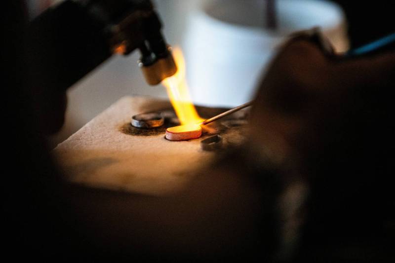 MIKAELA MACKENZIE / FREE PRESS
Karen Schmidt Humiski works in her jewelry studio in Winnipeg on Thursday, Nov. 14, 2024. She has been working with silver for 43 years, 30 of which were spent teaching jewelry and metal smithing. For AV story Winnipeg Free Press 2024