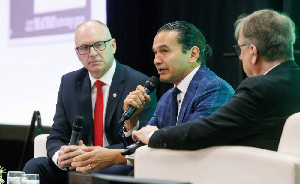 MIKE DEAL / FREE PRESS FILES
Premier Wab Kinew, centre, pictured with Winnipeg Mayor Scott Gillingham, left, says the NDP government will ensure a massive upgrade of Winnipeg’s North End sewage treatment plant is built.