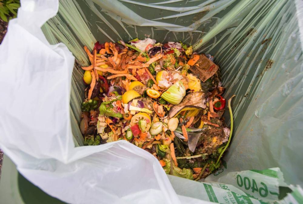 MIKAELA MACKENZIE / FREE PRESS FILES
Winnipeg’s compost program has rerouted more than 22 tons of food scraps from landfills since the city set up drop-off bins at 15 locations on Oct. 15.
