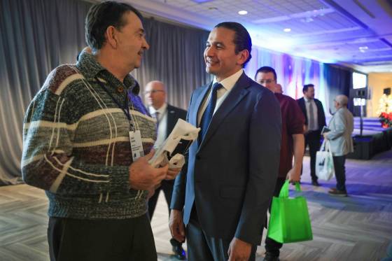 Premier Wab Kinew (right) chats with Coun. Grant Jardine, of the RM of North Cypress-Langford. (Ruth Bonneville / Free Press)