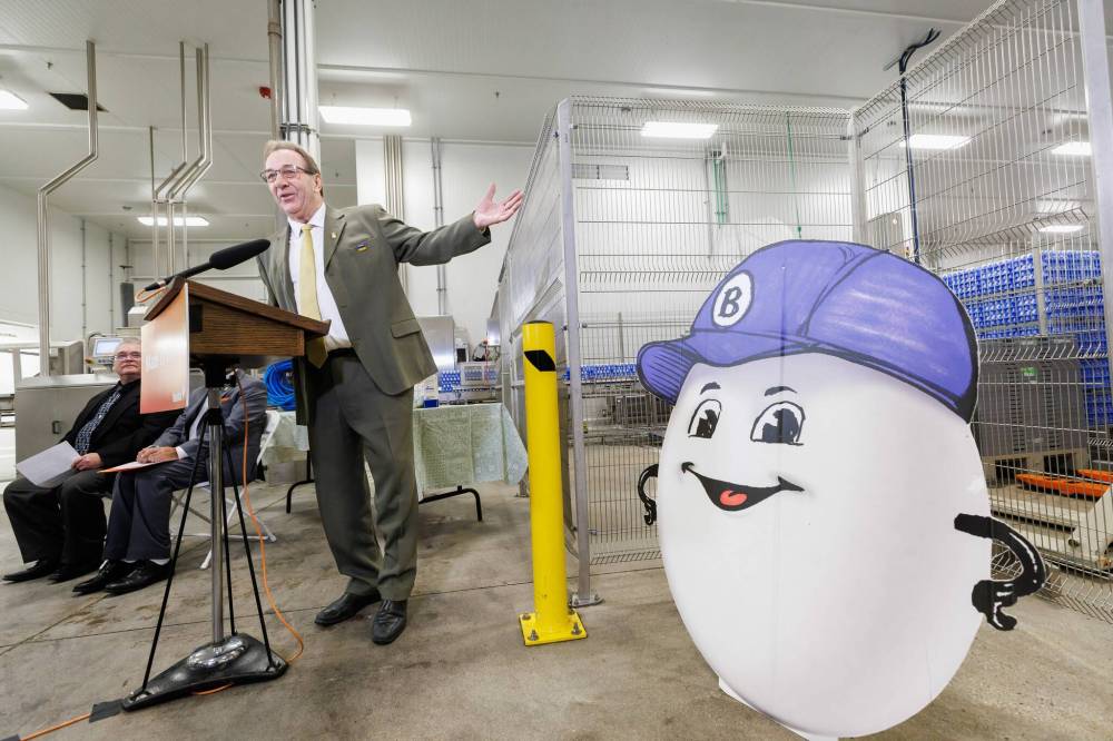 MIKE DEAL / FREE PRESS
The equipment was acquired in part due to the governments of Canada and Manitoba investing in several major capital infrastructure projects, via the Sustainable Canadian Agriculture Partnership, says Manitoba Agriculture Minister Ron Kostyshyn during a press conference at the Burnbrae Farms processing plant, Thursday.