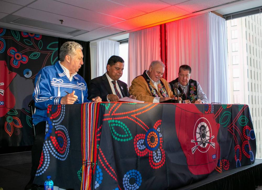 BROOK JONES/FREE PRESS
Chartrand (second from right) signs a copy of the Red River Métis Self Government Treaty at the MMF building in Winnipeg, along with (from left) Minster of Norther Affairs Dan Vandal, Federal Minister of Crown-Indigenous Relations Gary Anandasangaree and lead negotiator for the Red River Métis Allan Benoit.