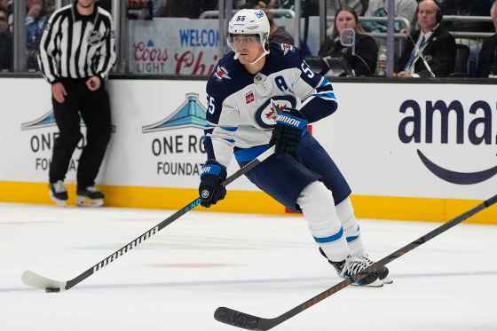 Winnipeg Jets centre Mark Scheifele is taking less faceoffs. (Lindsey Wasson / The Associated Press files)