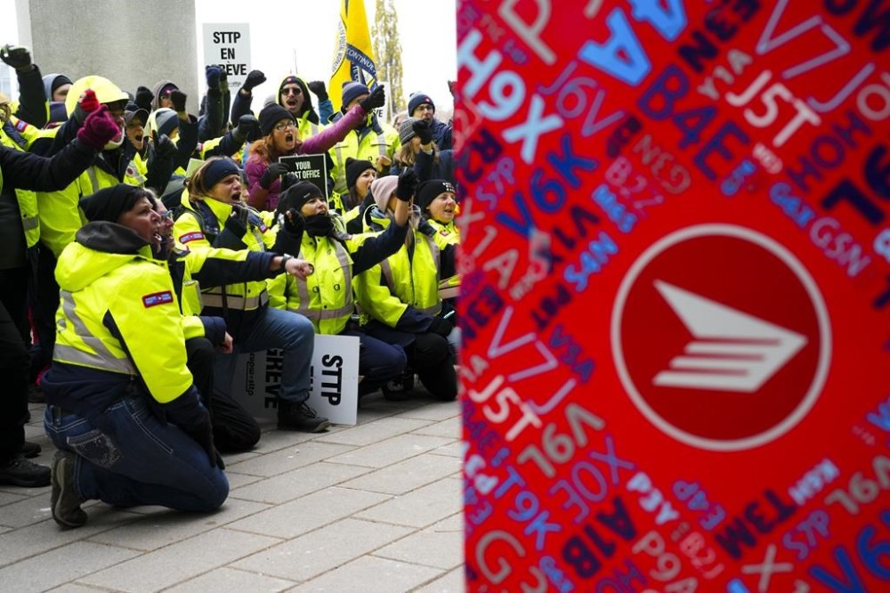 Canada Post employees and supporters rally at Canada Post headquarters in Ottawa, Thursday, Nov. 28, 2024. THE CANADIAN PRESS/Sean Kilpatrick