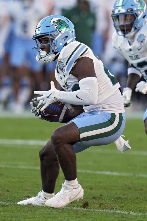 Tulane safety Kevin Adams III interrcepts a pass by Florida quarterback DJ Lagway during the first half of the Gasparilla Bowl NCAA college football game Friday, Dec. 20, 2024, in Tampa, Fla. (AP Photo/Chris O'Meara)