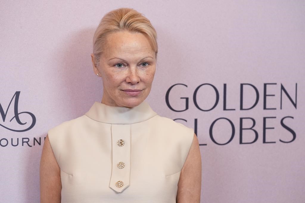 今夜ゴールデン・グローブ賞を争うカナダ人にパメラ・アンダーソン、ライアン・レイノルズ – ウィニペグ・フリー・プレス