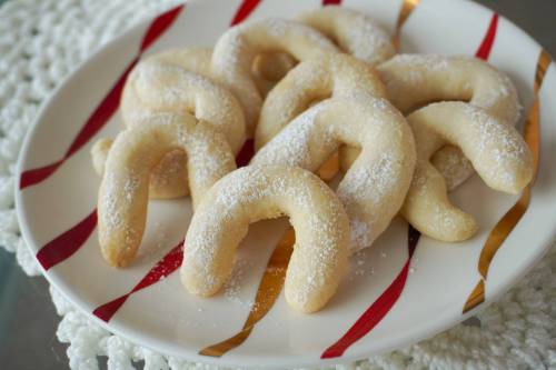 EVA WASNEY PHOTO
                                Erin Lebar learned to make these Almond Crescent cookies from her Nana.