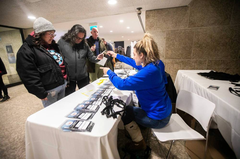 MIKAELA MACKENZIE / FREE PRESS
Sheena Rattai (right) registers attendees at the Ending Homelessness Together conference at the Winnipeg Art Gallery on Tuesday.