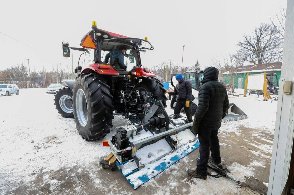 MIKE DEAL / FREE PRESS
Workers at the Windsor Park Nordic Centre attach the trail grooming equipment to a tractor Thursday afternoon. They’re preparing for the grand opening of the 2.5 km ‘primary loop’ trail along the Seine River on Saturday.