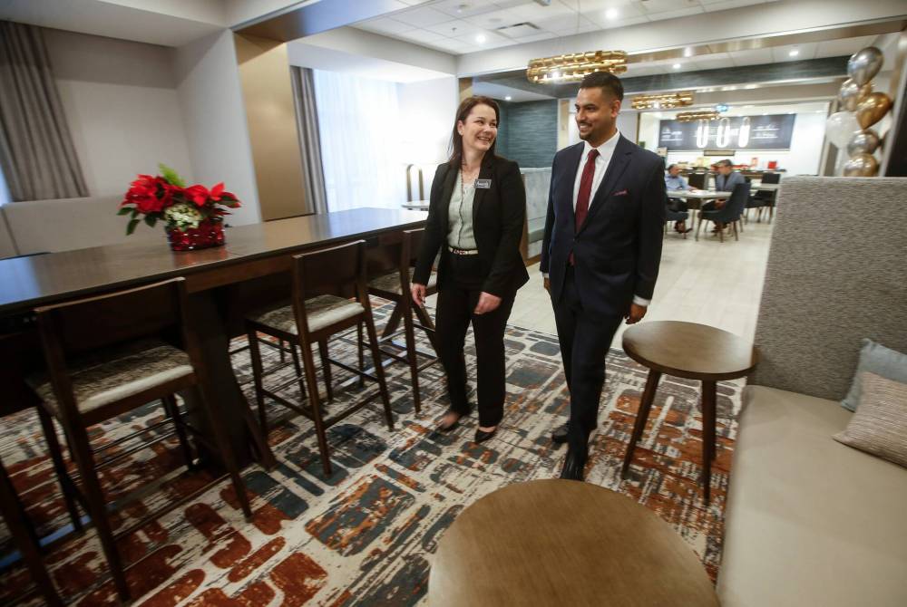 JOHN WOODS / FREE PRESS
Hampton Inn by Hilton Winnipeg Downtown general manager Amanda Janz and Aleem Jiwani, part of the Alamo Management ownership group, walk Monday through the breakfast lounge area in the lobby of the newly renovated former Charter House Hotel.