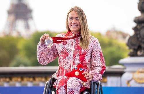 Leanne Taylor receives her bronze medal in women&rsquo;s PTWC during the Paralympic Games in Paris, France on September 2, 2024. // Leanne Taylor reçoit sa médaille de bronze en PTWC féminin lors des Jeux Paralympiques de Paris, en France, le 2 septembre 2024. Dave Holland / Canadian Paralympic Committee