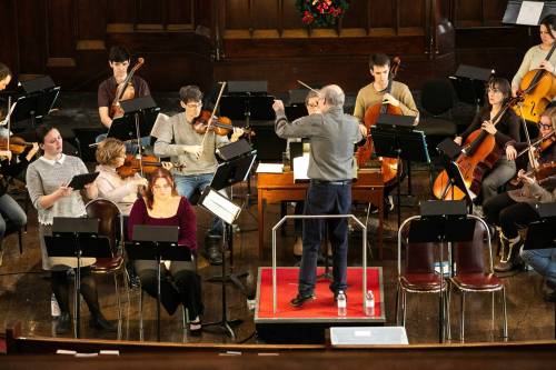 MIKAELA MACKENZIE / FREE PRESS
                                Conductor David Fallis and the Winnipeg Symphony Orchestra rehearse at Knox United Church.