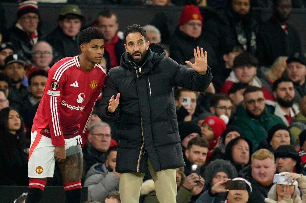 DAVE THOMPSON / THE ASSOCIATED PRESS FILES
Manchester United manager Ruben Amorim (right) discusses strategy with out-of-favour striker Marcus Rashford.