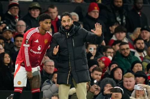 DAVE THOMPSON / THE ASSOCIATED PRESS FILES
                                Manchester United manager Ruben Amorim (right) discusses strategy with out-of-favour striker Marcus Rashford.