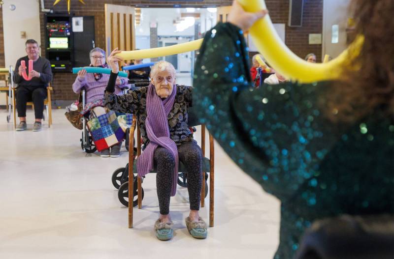 MIKE DEAL / FREE PRESS
Ellen (front) raises her noodle above her head while participating in noodle hockey, a popular recreational activity at Fred Douglas Lodge on Burrows Avenue.