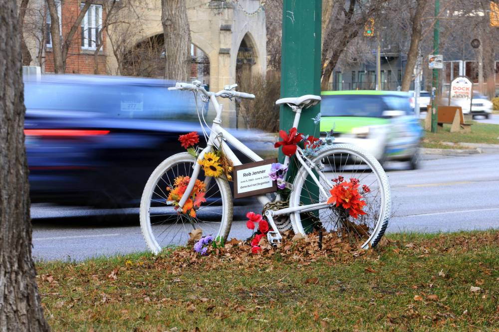 RUTH BONNEVILLE / FREE PRESS files
Traffic on Wellington Crescent at Cockburn Street North with a bike memorial set up on boulevard for the fatal crash of Rob Jenner in the foreground on Nov 12.
