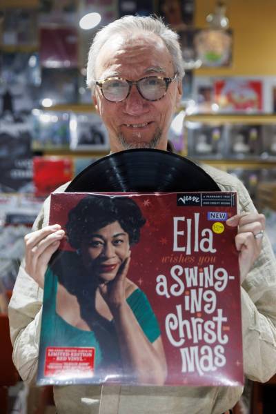 MIKE DEAL / FREE PRESS Greg Tonn, Into the Music (245 McDermot Ave.) with an album by Ella Fitzgerald, Ella wishes you a Swinging Christmas. Reporter Dave Sanderson polled the owners of the city&rsquo;s new-and-used record shops, to find out what their fave Christmas tunes are, what customers are looking for and what they&rsquo;ve currently go in stock, Christmas-wise. 241216 - Monday, December 16, 2024.
                                MIKE DEAL / FREE PRESS 
                                Into the Music owner Greg Tonn shows off jazz icon Ella Fitzgerald&rsquo;s festive-season album, Ella Wishes you a Swinging Christmas.