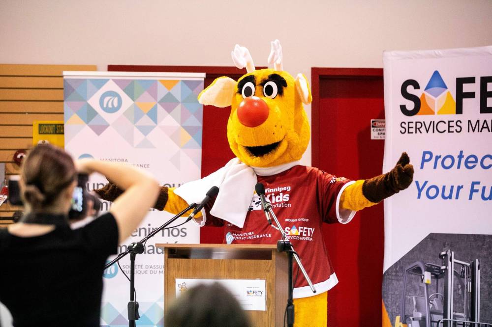 MIKAELA MACKENZIE / FREE PRESS FILES
Mascot Rudy helps launch Operation Red Nose, which runs this year until New Year’s Eve. They need 100 more volunteers.