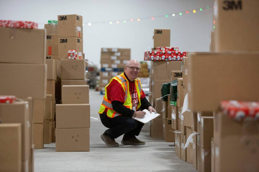 BROOK JONES / FREE PRESS FILES
Terry Sharman volunteers as a Christmas hamper checker at the Christmas Cheer Board in December 2023.