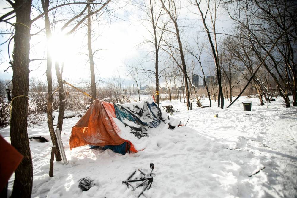 MIKAELA MACKENZIE / FREE PRESS
An encampment along the river near Waterfront Drive in Winnipeg on Monday.