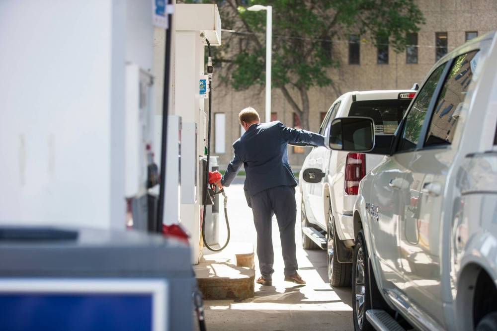 Manitobans will again be paying a gas tax when they fuel their cars. (Mikaela MacKenzie / Free Press files)