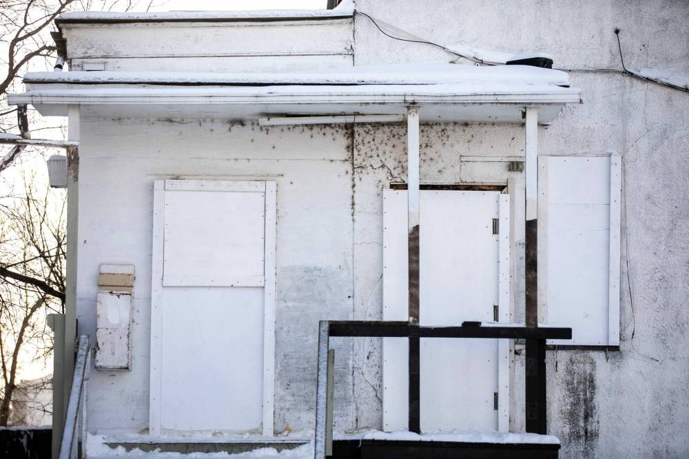 MIKAELA MACKENZIE / FREE PRESS
The Winnipeg Fire Paramedic Service extinguished a fire for the third time in two months at a vacant house in the 600 block of Flora Avenue on Monday morning.