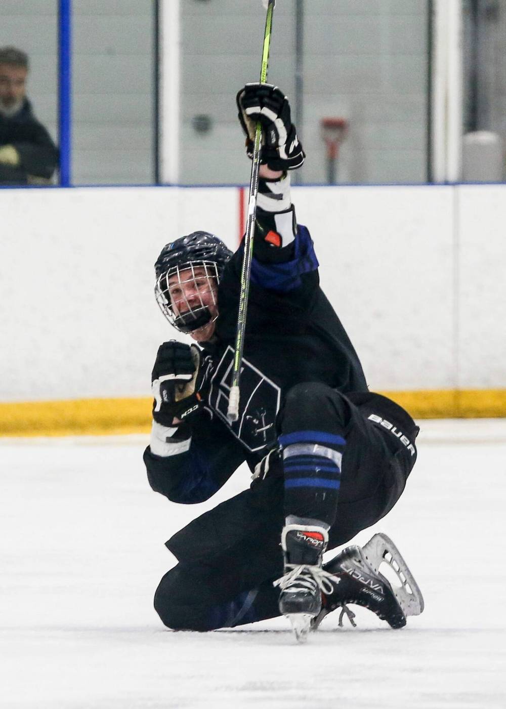 JOHN WOODS / FREE PRESS FILES
Oak Park Raiders player Jarno Tuomola celebrates his goal against the St. Paul’s Crusaders during the Winnipeg High School Hockey League finals in March.