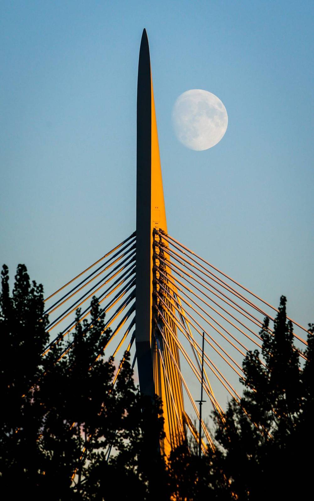 JOHN WOODS / FREE PRESS FILES
The rising moon is captured alongside the Esplanade Riel in October.