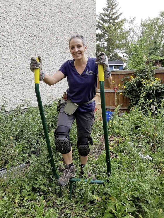 Melanie Stuve tackles a weedy garden with the U-Bar Digger. (Colleen Zacharias)