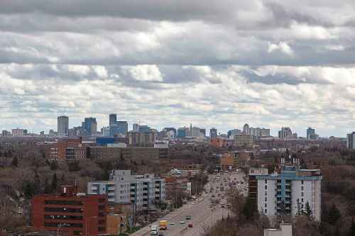 MIKE DEAL / WINNIPEG FREE PRESS
The cloudy Winnipeg skyline looking east down Portage Avenue on a May morning.