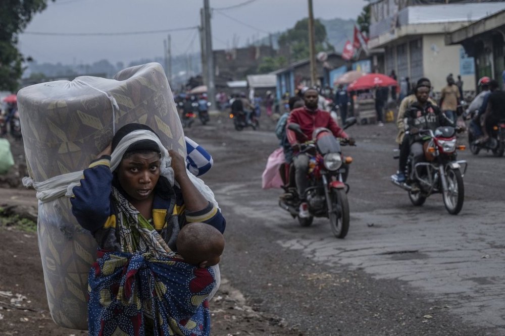 People displaced by the fighting with M23 rebels make their way to the center of Goma, Democratic Republic of the Congo, Sunday, Jan. 26, 2025. (AP Photo/Moses Sawasawa)