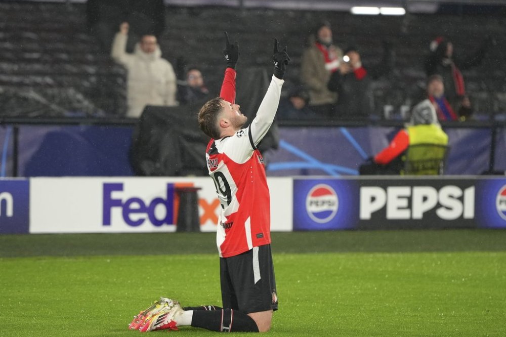 Feyenoord's Santiago Gimenez celebrates after scoring his side's second goal during the Champions League opening phase soccer match between Feyenoord and Bayern Munich, at De Kuip Stadium, in Rotterdam, Netherlands, Wednesday, Jan. 22, 2025. (AP Photo/Peter Dejong)