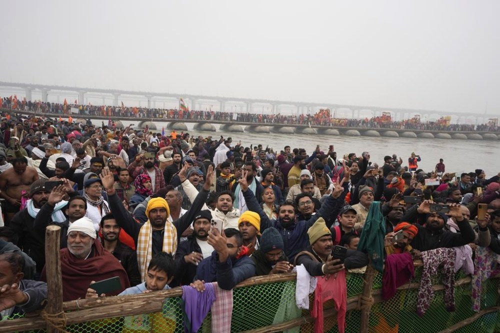 Devout Hindus gather at Sangam, the confluence of the Rivers Ganges, Yamuna and mythical Saraswati on one of the most auspicious day Makar Sankranti, for the Maha Kumbh festival in Prayagraj, India, Tuesday, Jan. 14, 2025. (AP Photo/Rajesh Kumar Singh)